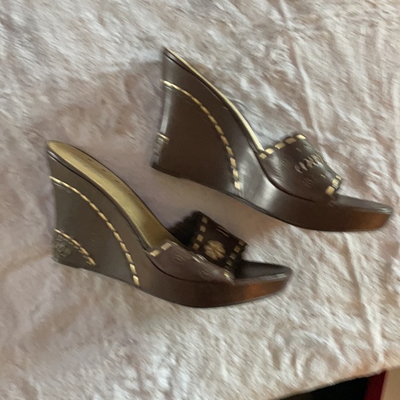 Chocolate brown platform slides with gold accents and laser cutouts - Picture 3 of 5